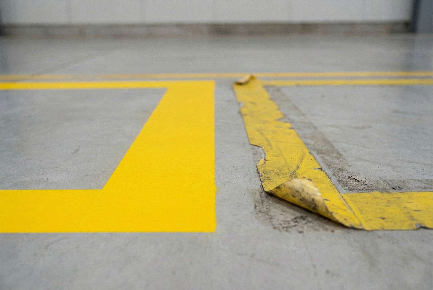 Ipari padlófestés Festett padlójelölés vs. ragasztott jelölések